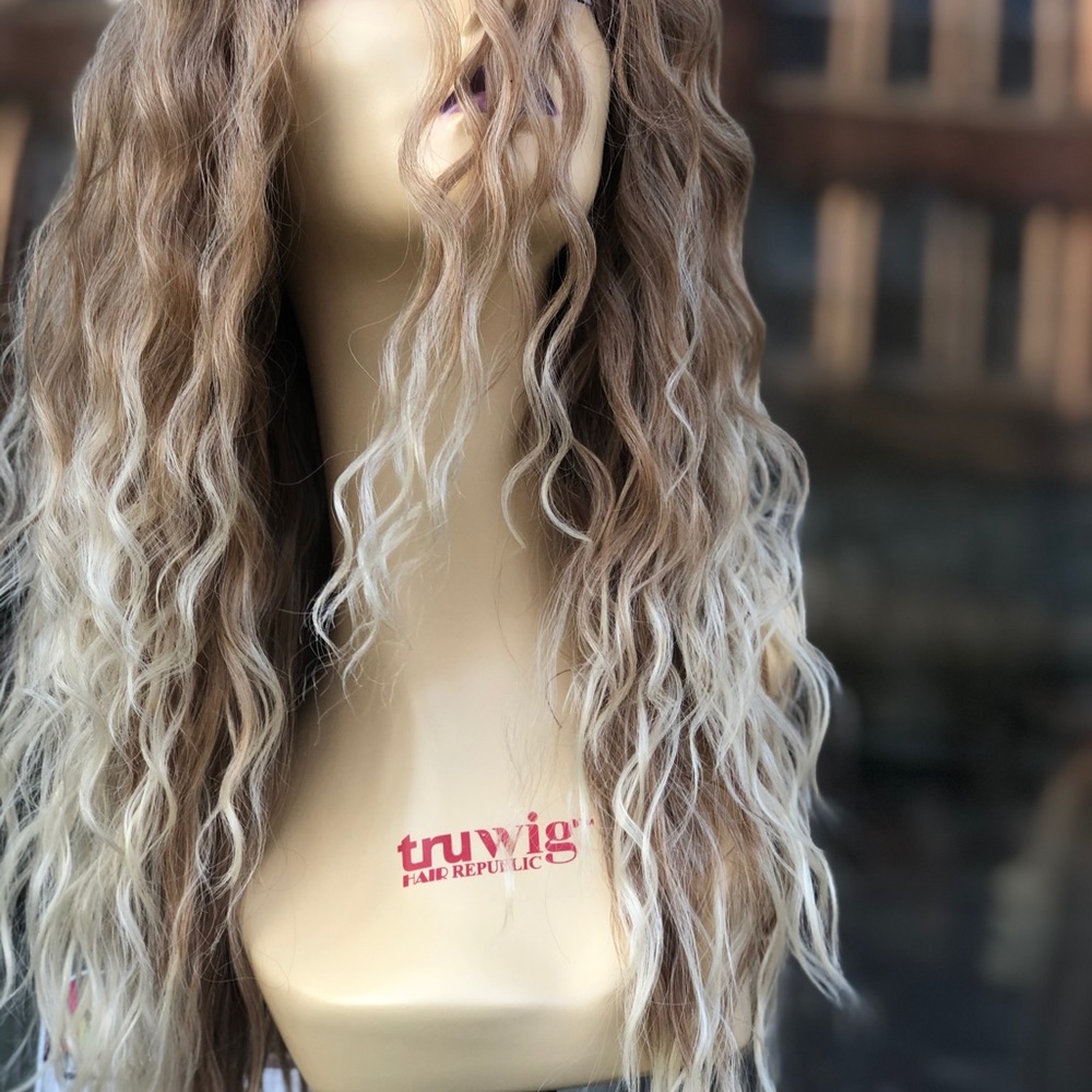Long Honey Blonde Ombre Soft Swiss Lace Front Wig 2026 - Picture 7 of 8